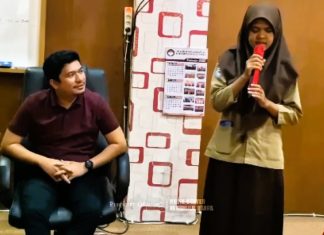 Bupati Arie Beri Beasiswa Kuliah kepada Penyanyi Tunanetra Berprestasi
